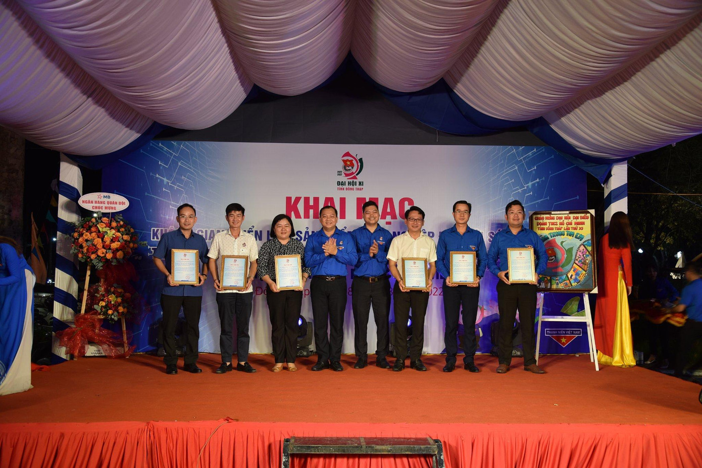 Trao giải các cuộc thi. Trao giải các cuộc thi.