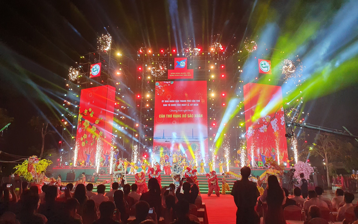 Tối 9/2 (30 Tết), tại công viên Sông Hậu (quận Ninh Kiều), thành phố Cần Thơ tổ chức chương trình nghệ thuật với chủ để "Cần Thơ rạng rỡ sắc Xuân". Tối 9/2 (30 Tết), tại công viên Sông Hậu (quận Ninh Kiều), thành phố Cần Thơ tổ chức chương trình nghệ thuật với chủ để "Cần Thơ rạng rỡ sắc Xuân".