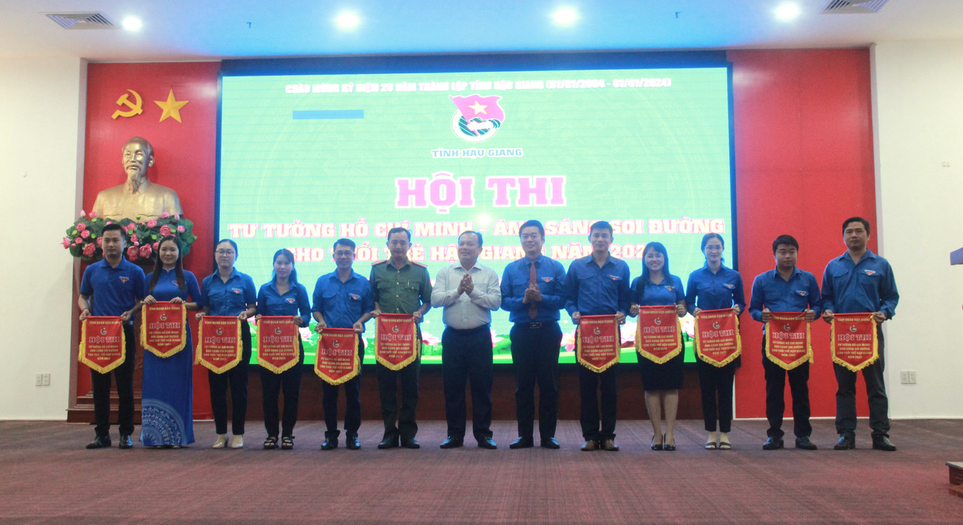 Lãnh đạo UBND tỉnh và Tỉnh Đoàn Hậu Giang trao cờ lưu niệm cho các đội thi vòng chung kết. Lãnh đạo UBND tỉnh và Tỉnh Đoàn Hậu Giang trao cờ lưu niệm cho các đội thi vòng chung kết.