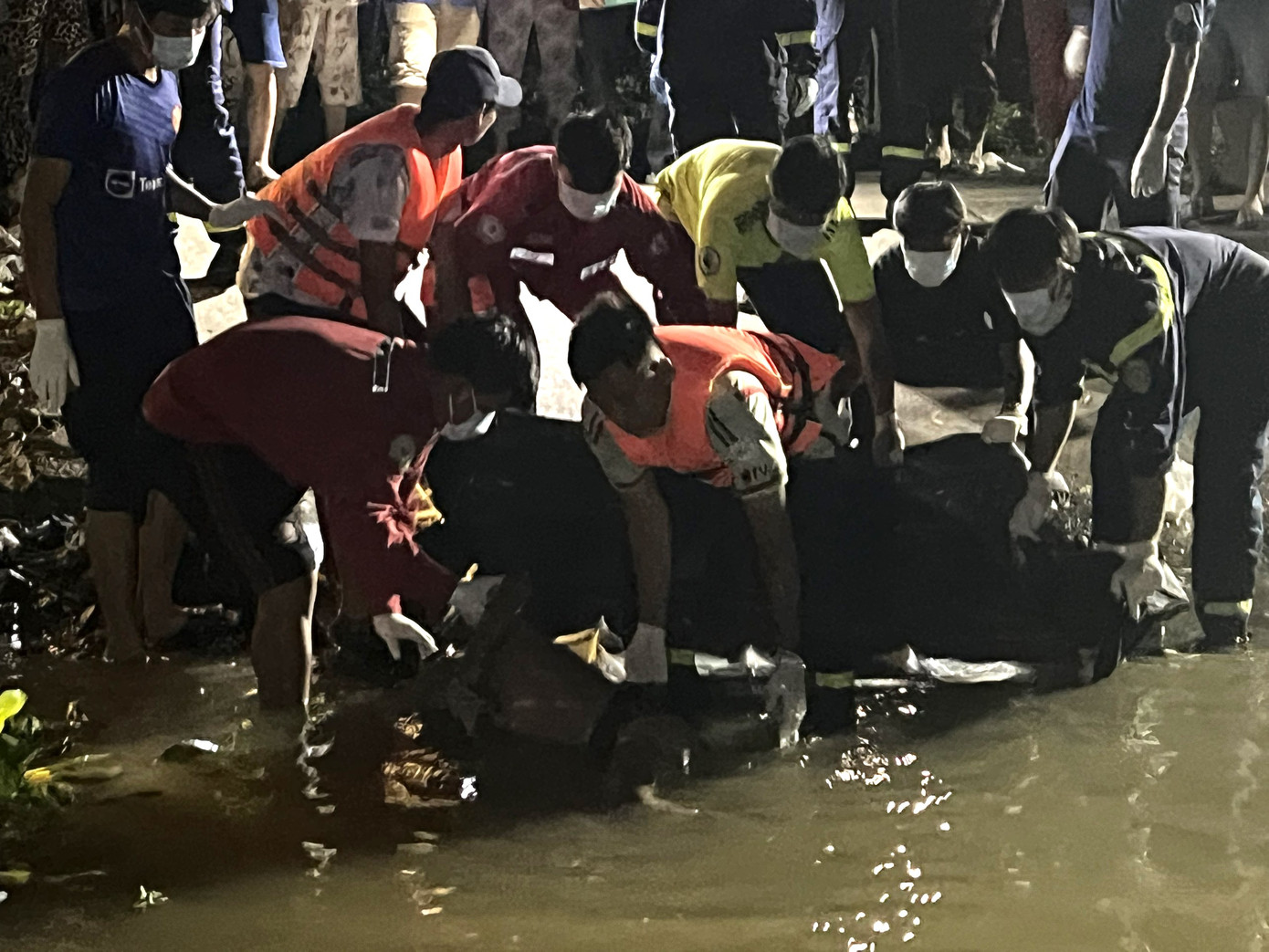 Lực lượng chức năng tìm thấy thi thể hai học sinh lúc đêm khuya.