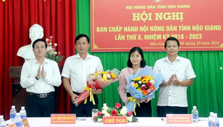 Ông Võ Văn Trung (thứ hai từ trái sang) làm Chủ tịch Hội Nông dân tỉnh Hậu Giang. Ông Võ Văn Trung (thứ hai từ trái sang) làm Chủ tịch Hội Nông dân tỉnh Hậu Giang.