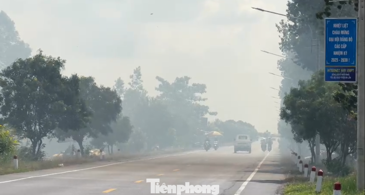 Không chỉ người đi ô tô, người đi xe máy cũng lo lắng những khi gió to gặp khói bay ngang mặt, vừa ô nhiễm vừa tiềm ẩn tai nạn giao thông do mất tầm nhìn.