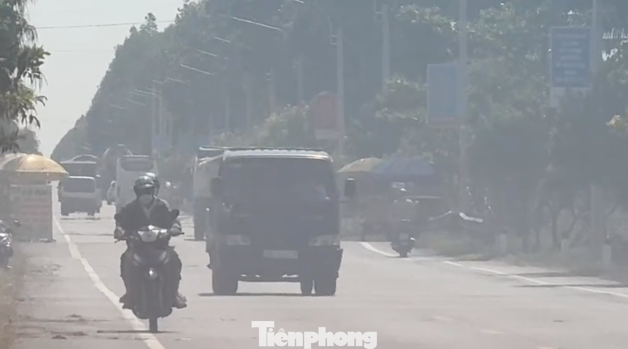 Di chuyển qua Quốc lộ 61C, tài xế Phan Chí Dũng (huyện Phước Long, tỉnh Bạc Liêu) cho biết, cứ vào 'mùa' đốt đồng, khói bay mù mịt che khuất tầm nhìn, rất nguy hiểm, đặc biệt khi qua ngã ba, ngã tư, lối nhỏ.