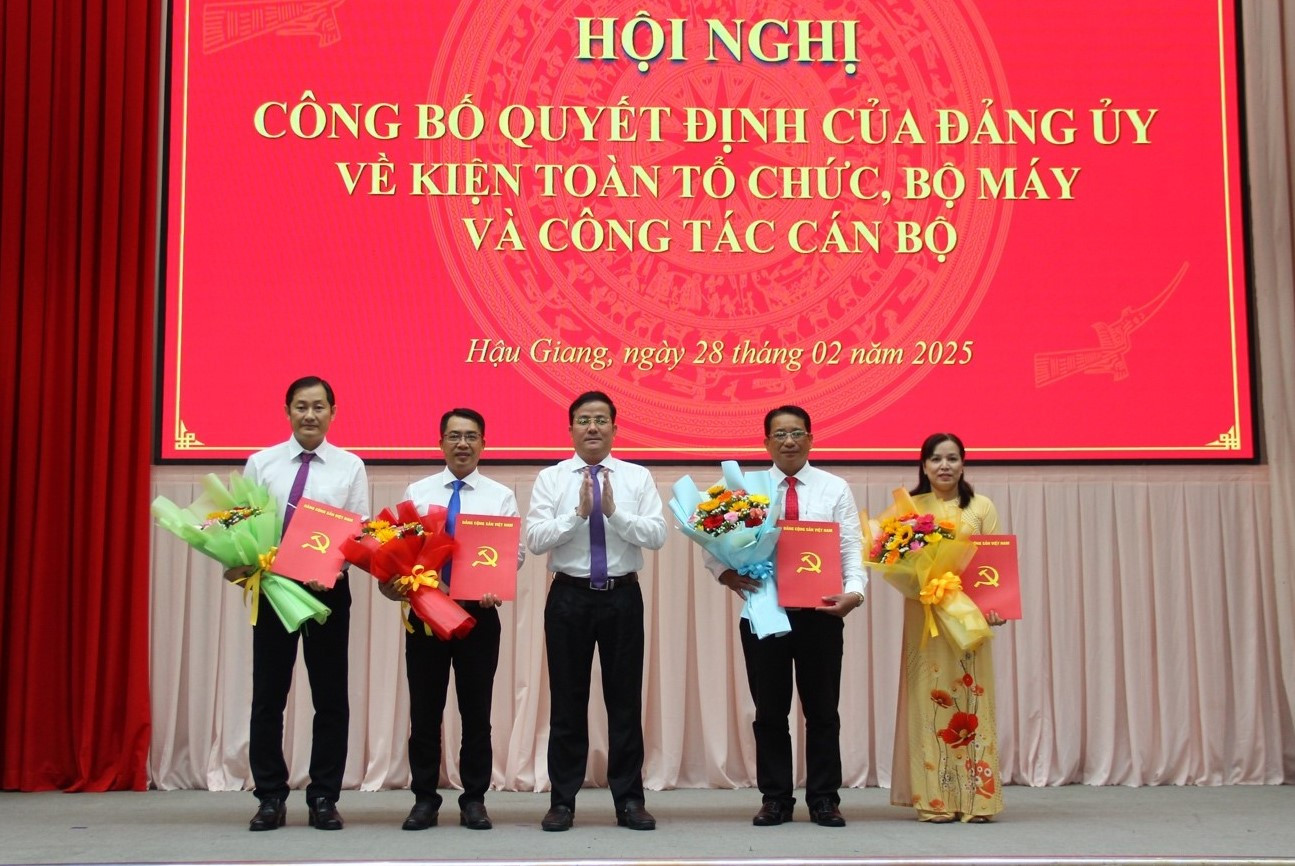 Chủ tịch UBND tỉnh, Bí thư Đảng ủy UBND tỉnh Hậu Giang - Trần Văn Huyến traoquyết định thành lập các cơ quan tham mưu, giúp việc Đảng ủy UBND tỉnh. Chủ tịch UBND tỉnh, Bí thư Đảng ủy UBND tỉnh Hậu Giang - Trần Văn Huyến traoquyết định thành lập các cơ quan tham mưu, giúp việc Đảng ủy UBND tỉnh.