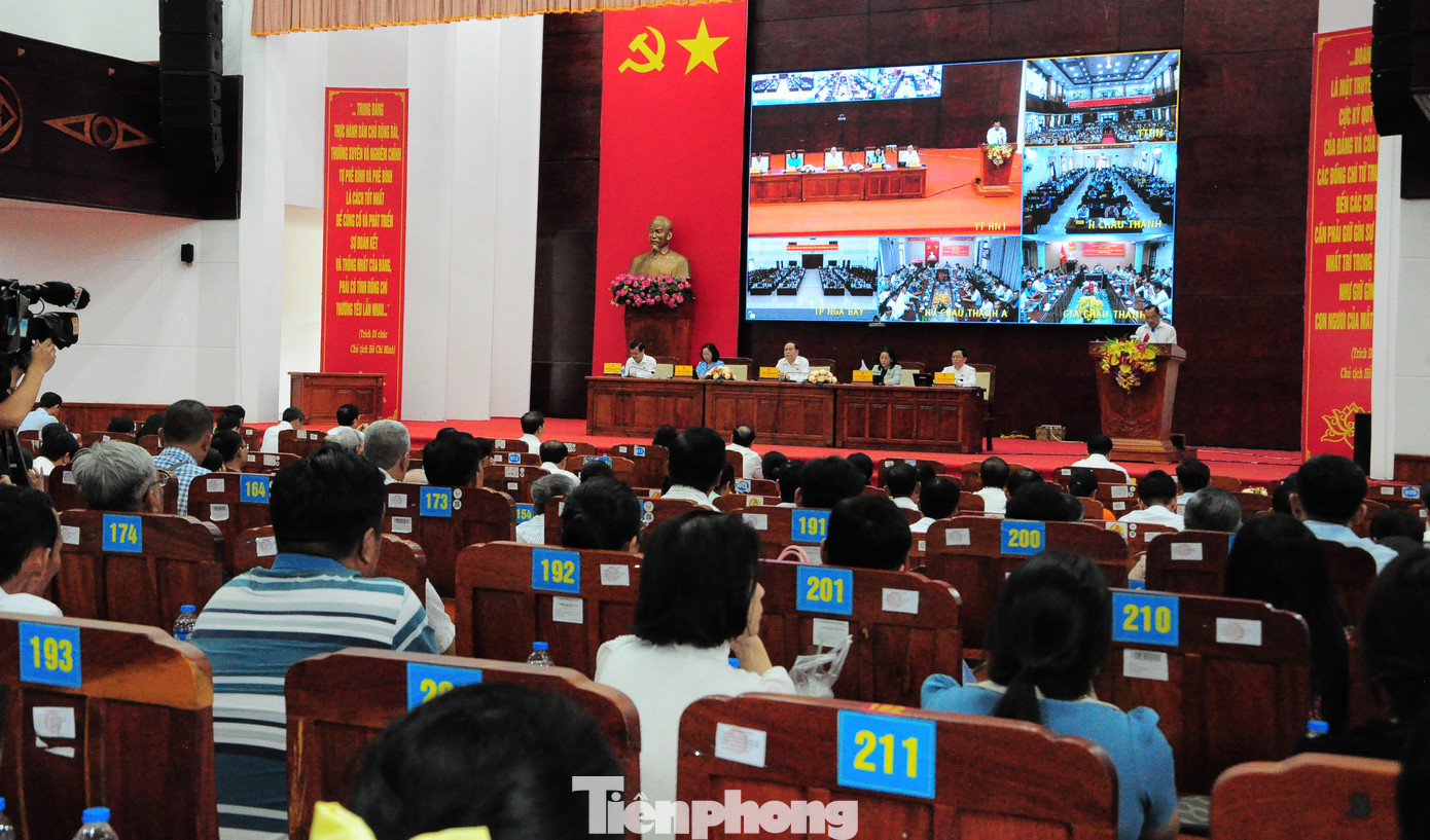 Sau khi tặng quà, Chủ tịch Quốc hội dự tiếp xúc cử tri sau kỳ họp thứ 7 của Quốc hội. Ảnh: Cảnh Kỳ.