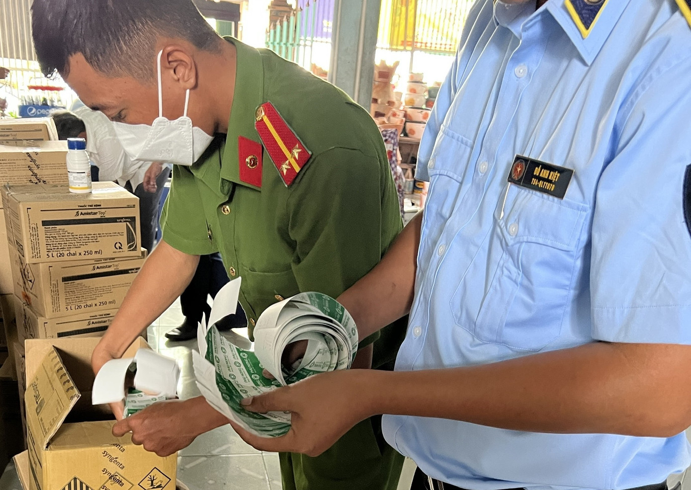 Lực lượng chức năng kiểm tra tại hộ kinh doanh.