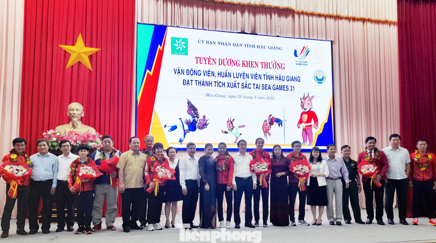 Lãnh đạo tỉnh Hậu Giang chụp ảnh lưu niệm cùng đoàn thể thao tỉnh trở về với thành công xuất sắc tại Sea Games 31. Lãnh đạo tỉnh Hậu Giang chụp ảnh lưu niệm cùng đoàn thể thao tỉnh trở về với thành công xuất sắc tại Sea Games 31.