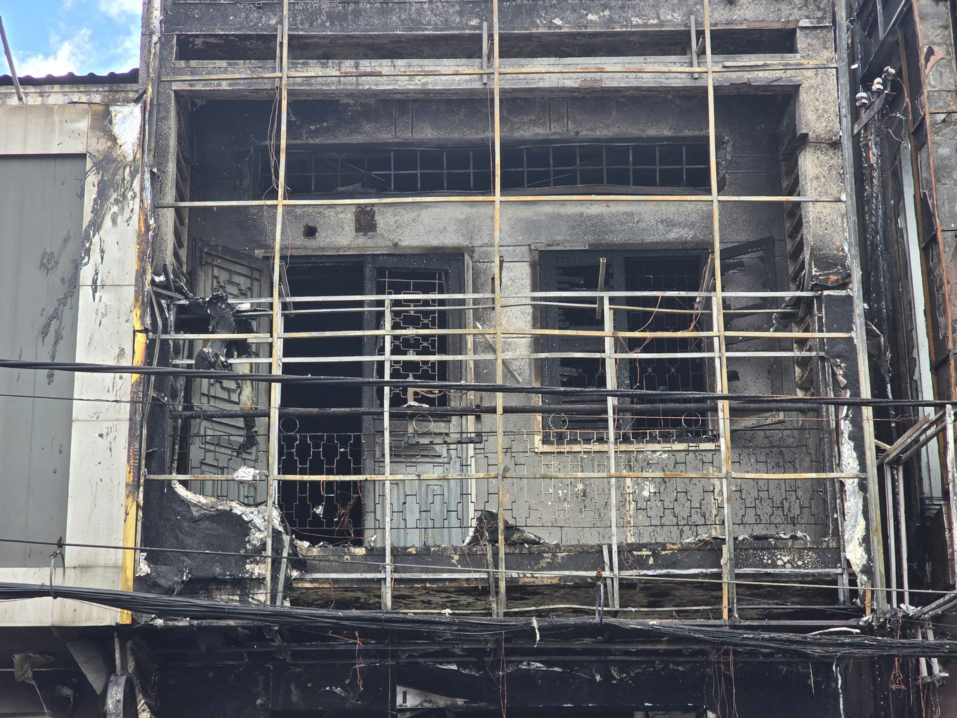 Đến khoảng 10h, ngọn lửa được dập tắt hoàn toàn.