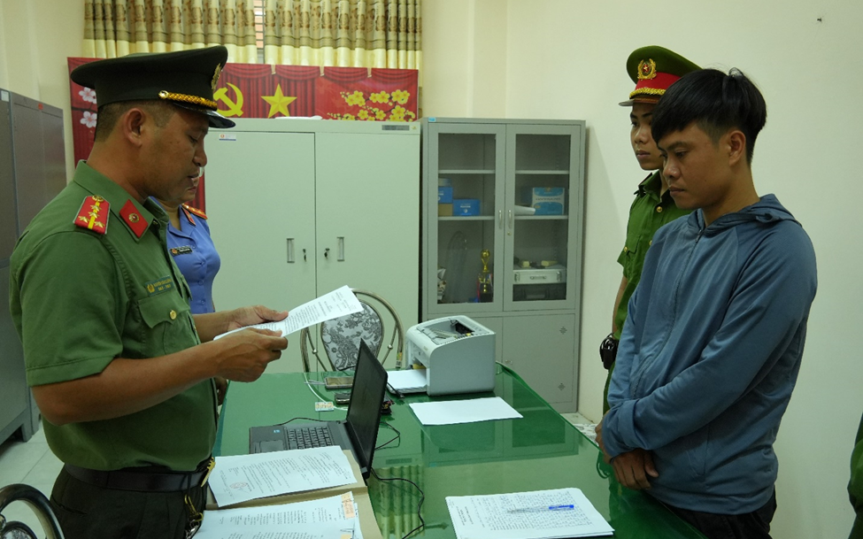 Cơ quan công an tống đạt quyết định khởi tố và lệnh bắt tạm giam Tùng và Nga.