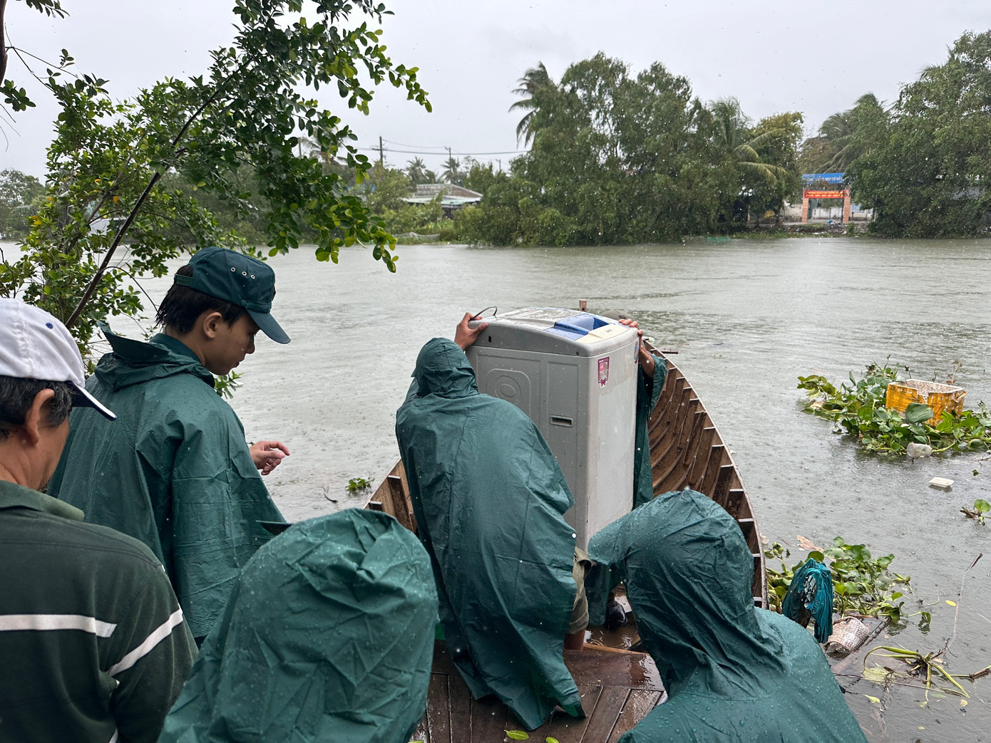 Lực lượng chức năng hỗ trợ người dân di dời tài sản. Lực lượng chức năng hỗ trợ người dân di dời tài sản.