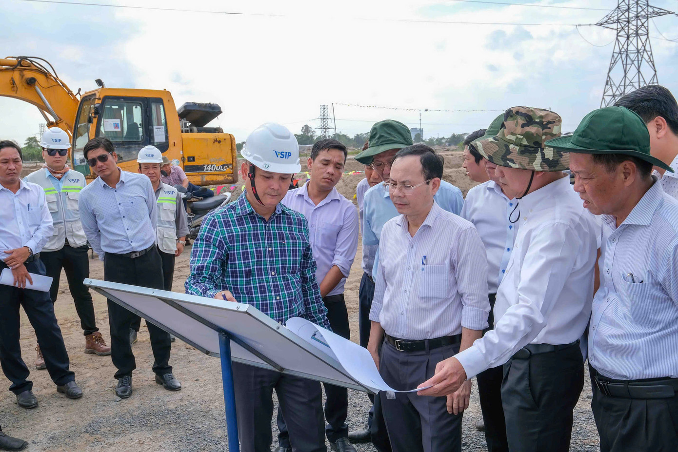 Lãnh đạo thành phố Cần Thơ kiểm tra hiện trường dự án.