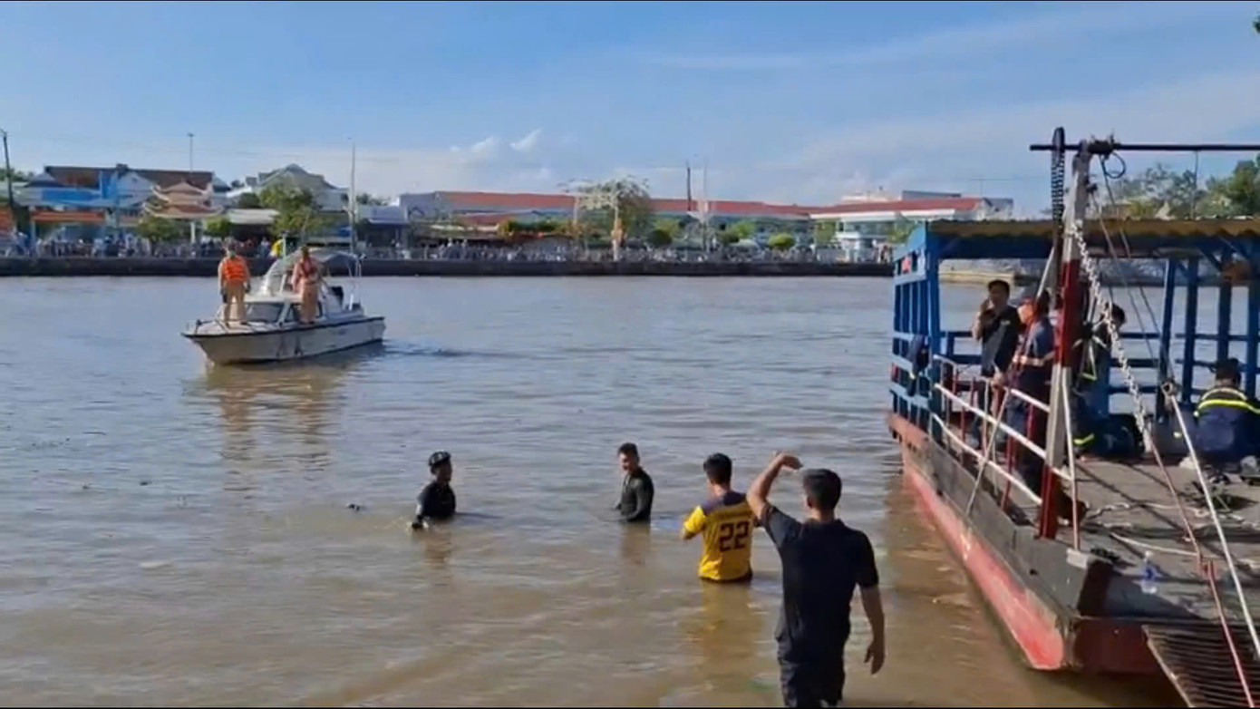 Lực lượng chức năng tổ chức tìm kiếm người bị nạn. Lực lượng chức năng tổ chức tìm kiếm người bị nạn.