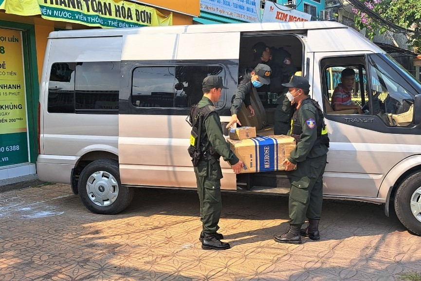 Tạm giữ tài liệu liên quan.