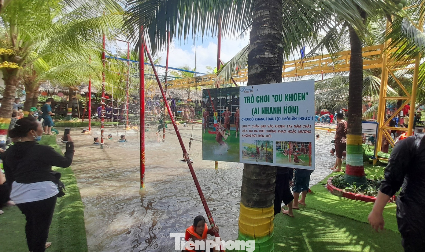 Trò chơi đu khoen tại khu du lịch sinh thái Ông Đề.