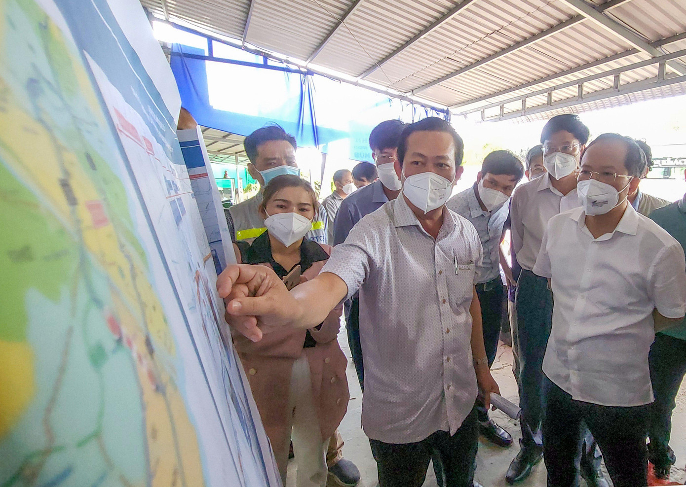 Thứ trưởng Bộ GTVT Nguyễn Duy Lâm (ngoài cùng bên phải) khảo sát thực tế dự án mở rộng, nâng cấp QL1A đoạn qua tỉnh Hậu Giang và tỉnh Sóc Trăng.