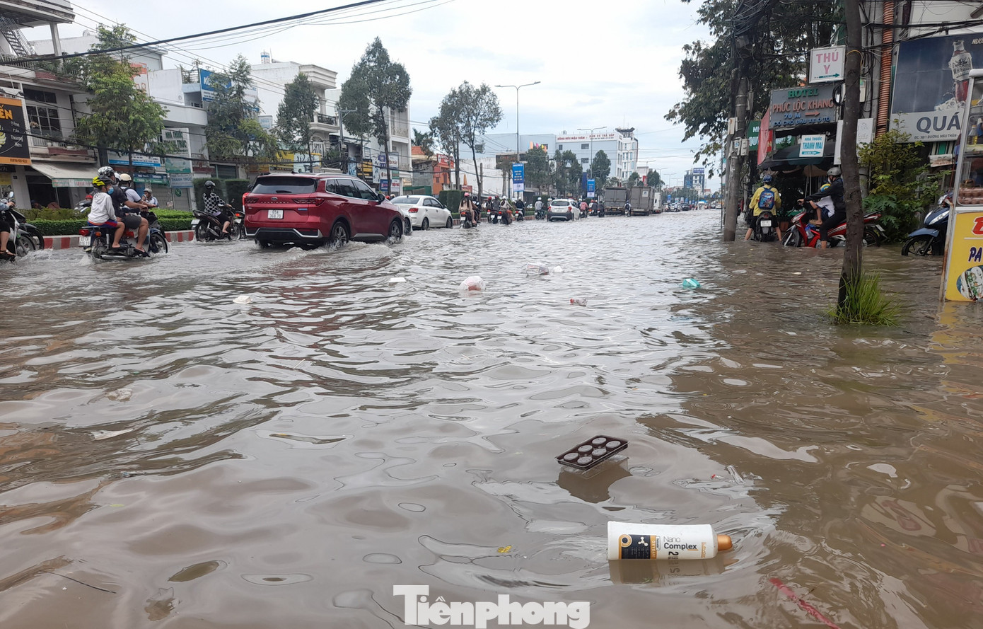 Đường Mậu Thân (quận Ninh Kiều), đoạn từ cầu Rạch Ngỗng đến ngã tư Nguyễn Văn Cừ là một trong những "rốn ngập" của Cần Thơ khi triều cường dâng cao. Ảnh chụp lúc hơn 7h sáng 2/10.