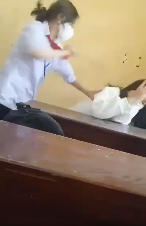 Nữ sinh V.H.Y đánh bạn cùng lớp. Ảnh cắt từ clip Nữ sinh V.H.Y đánh bạn cùng lớp. Ảnh cắt từ clip