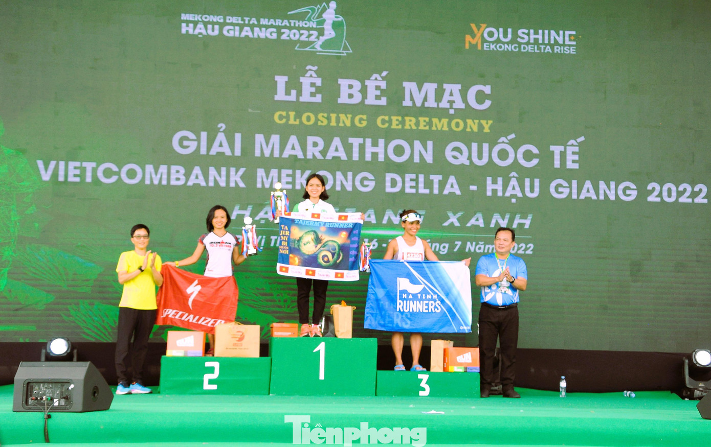 Trao các giải cao nhất ở nội dung 42km nữ.