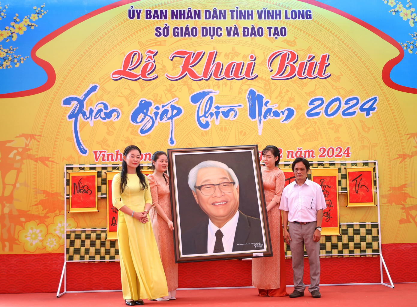 Họa sĩ Lương Trí Minh Nhựt vẽ và tặng Khu lưu niệm bức chân dung Thủ tướng Võ Văn Kiệt.