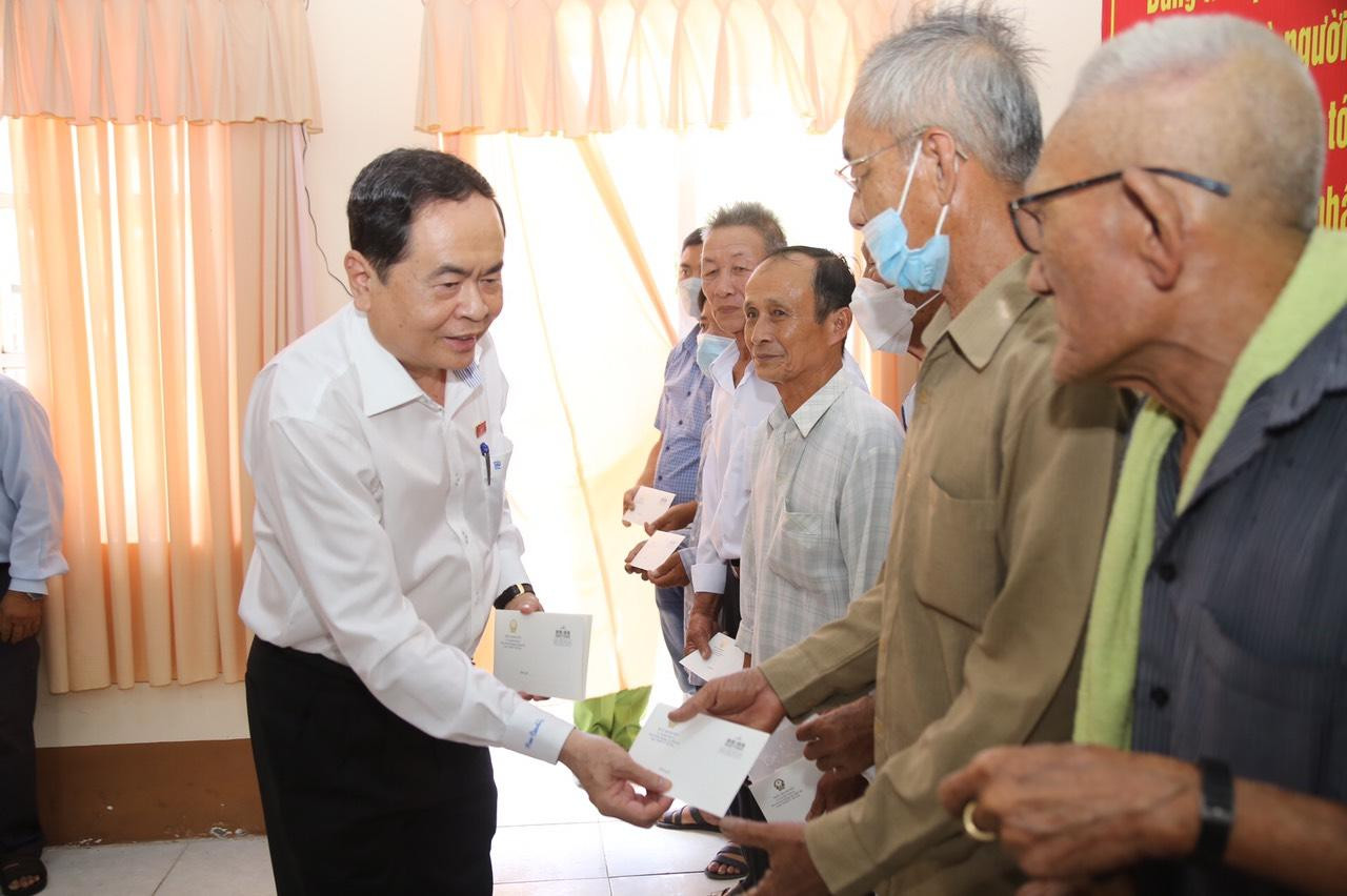 Phó Chủ tịch Thường trực Quốc hội Trần Thanh Mẫn tặng quà cho gia đình chính sách. Phó Chủ tịch Thường trực Quốc hội Trần Thanh Mẫn tặng quà cho gia đình chính sách.