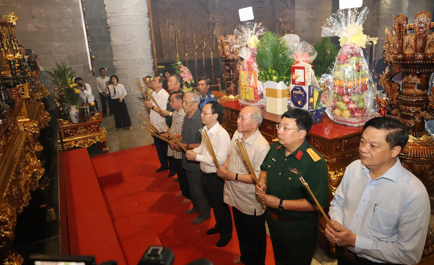 Các đại biểu dâng hương. Các đại biểu dâng hương.