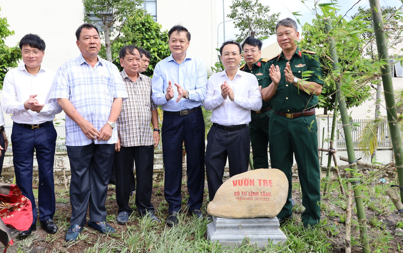 Tại đây, đoàn đã cung tiến những cây tre cùng giống tre được trồng bên Lăng Chủ tịch Hồ Chí Minh để trồng trong khuôn viên của Đền thờ Vua Hùng thành phố Cần Thơ. Tại đây, đoàn đã cung tiến những cây tre cùng giống tre được trồng bên Lăng Chủ tịch Hồ Chí Minh để trồng trong khuôn viên của Đền thờ Vua Hùng thành phố Cần Thơ.