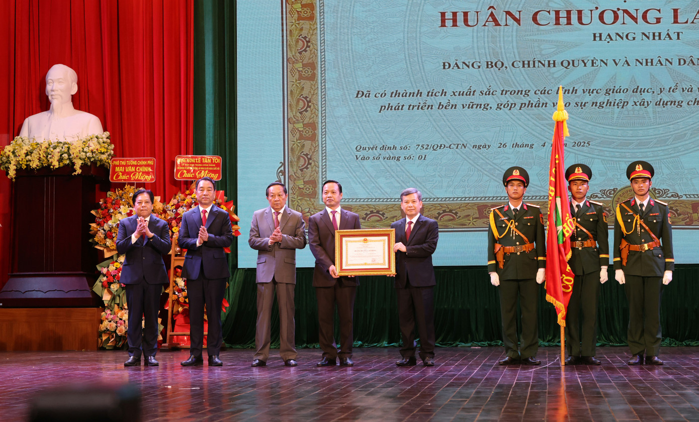 Lãnh đạo tỉnh Vĩnh Long đón nhận Huân chương Lao động hạng Nhất của Chủ tịch nước. Lãnh đạo tỉnh Vĩnh Long đón nhận Huân chương Lao động hạng Nhất của Chủ tịch nước.