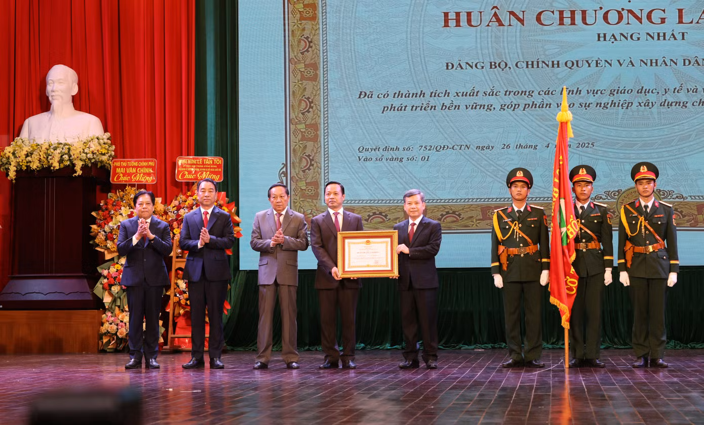 Lãnh đạo tỉnh Vĩnh Long đón nhận Huân chương Lao động hạng Nhất của Chủ tịch nước.