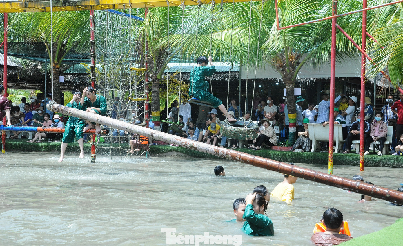 Vé vào cổng tham quan tại khu du lịch sinh thái Ông Đề là 120.000/người lớn và 30.000 đồng/trẻ em.