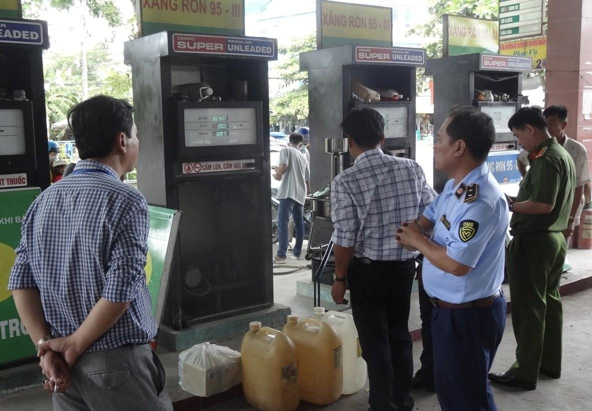 Lực lượng chức năng kiểm tra cơ sở kinh doanh xăng dầu.