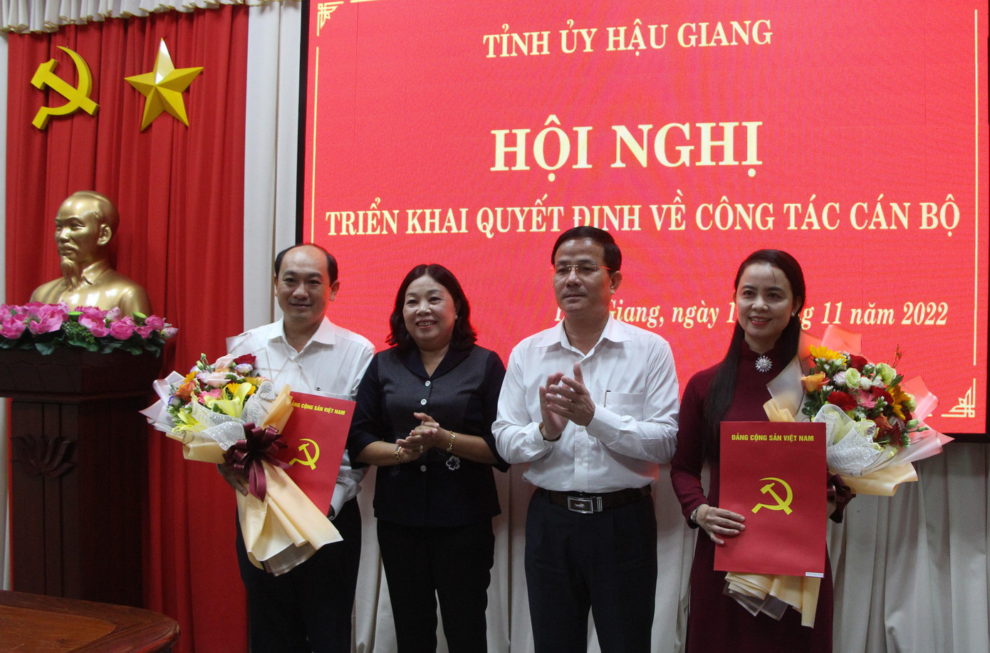 Lãnh đạo tỉnh Hậu Giang trao quyết định, chúc mừng bà Võ Thị Mỹ Trang và ông Trần Thanh Lâm.