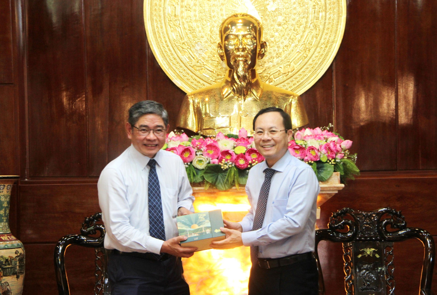 Bí thư Thành ủy Cần Thơ - Nguyễn Văn Hiếu (phải) tặng quà lưu niệm Tổng Lãnh sự Singapore tại TPHCM - Pang Te Cheng. Bí thư Thành ủy Cần Thơ - Nguyễn Văn Hiếu (phải) tặng quà lưu niệm Tổng Lãnh sự Singapore tại TPHCM - Pang Te Cheng.