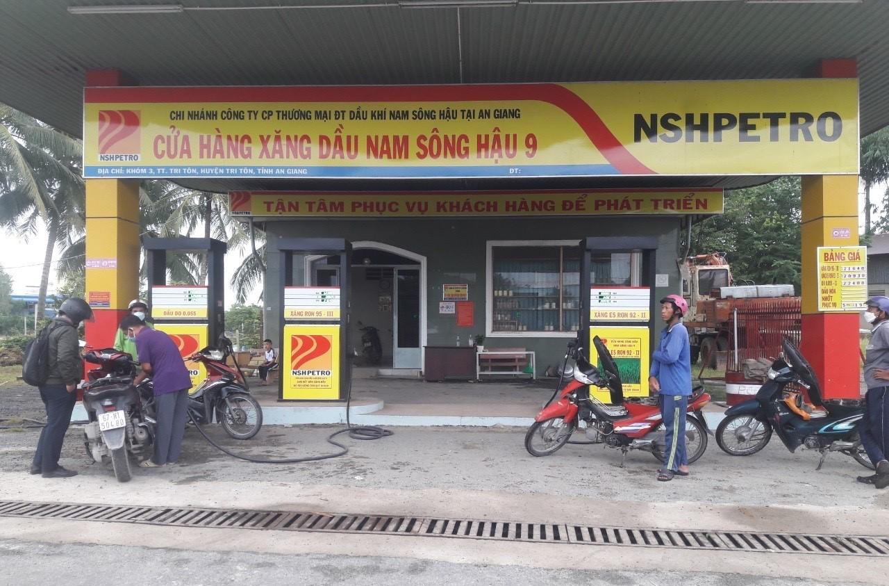 Người dân chờ mua xăng dầu trong bối cảnh khan hiếm nguồn cung.
