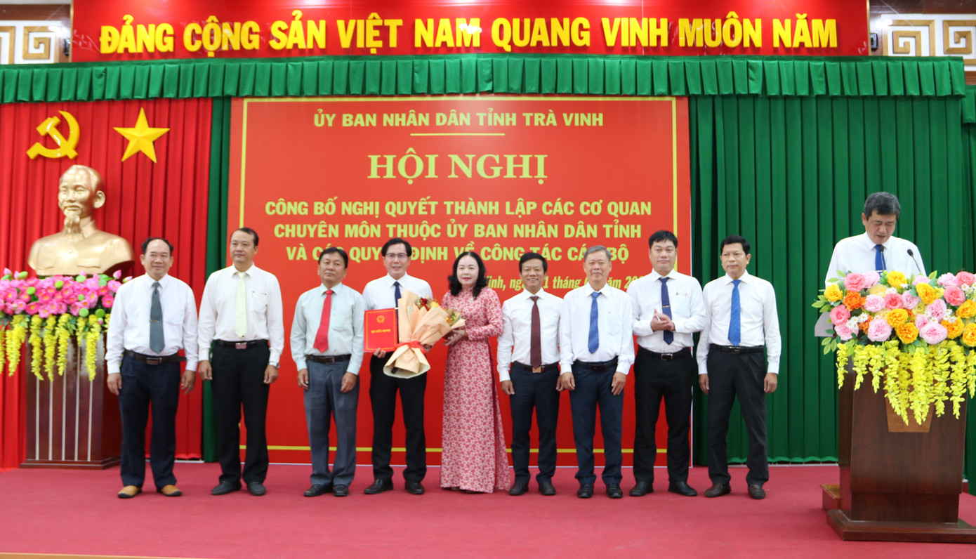 Trao quyết định cho ban lãnh đạo Sở Nông nghiệp và Môi trường Trà Vinh. Trao quyết định cho ban lãnh đạo Sở Nông nghiệp và Môi trường Trà Vinh.