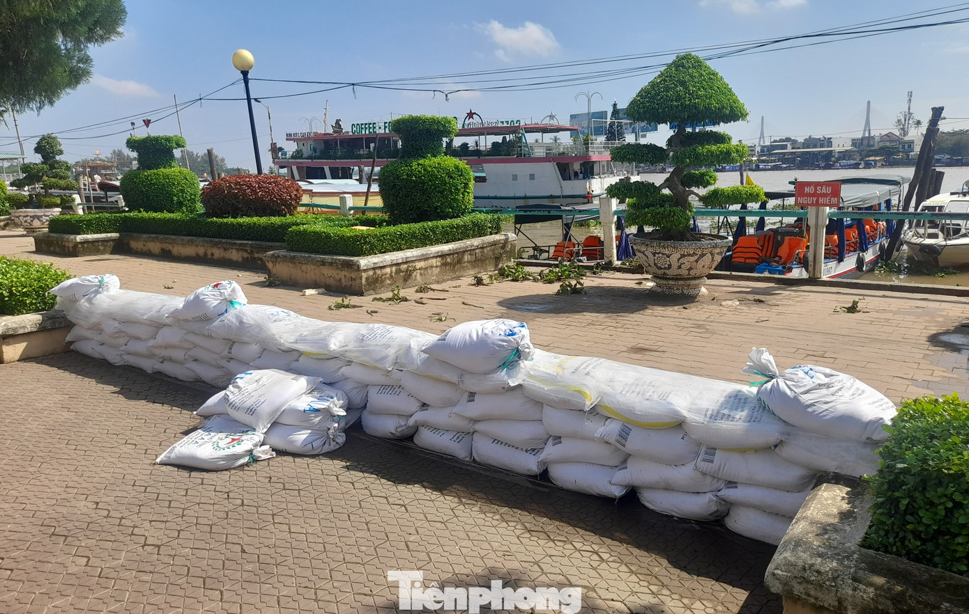 Đại diện Phòng Quản lý đô thị quận Ninh Kiều cho biết, đây là phương án mang tính chất "chữa cháy". Công trình có kinh phí gần 100 triệu đồng từ nguồn xã hội hóa, nhằm ứng phó với các đợt triều cường tiếp theo trước mắt.