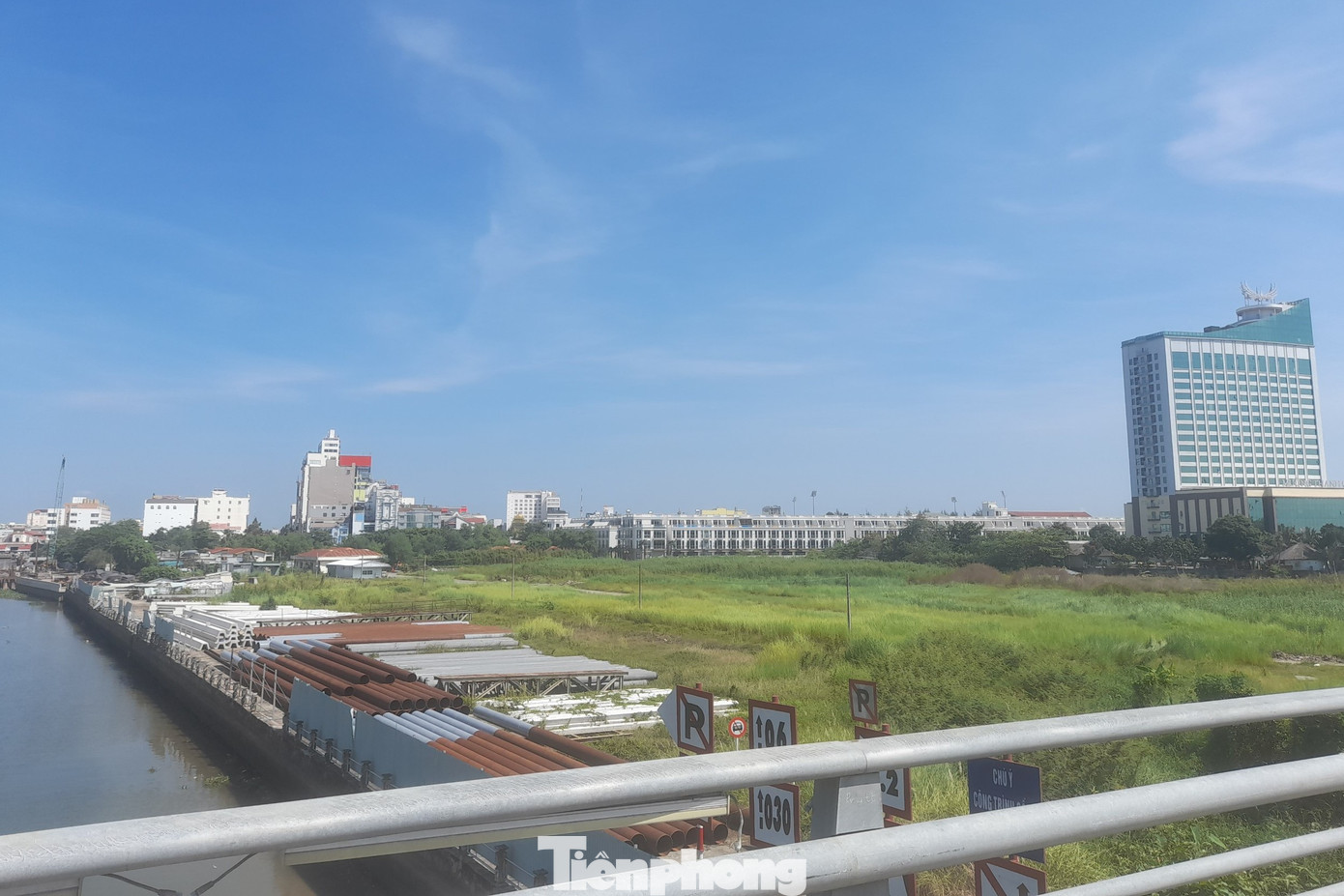 Vị trí dự án nhìn từ cầu Nguyễn Trãi, dãy nhà nằm ngay sau khách sạn Mường Thanh Cần Thơ (tòa nhà bên phải). Ảnh: CK Vị trí dự án nhìn từ cầu Nguyễn Trãi, dãy nhà nằm ngay sau khách sạn Mường Thanh Cần Thơ (tòa nhà bên phải). Ảnh: CK