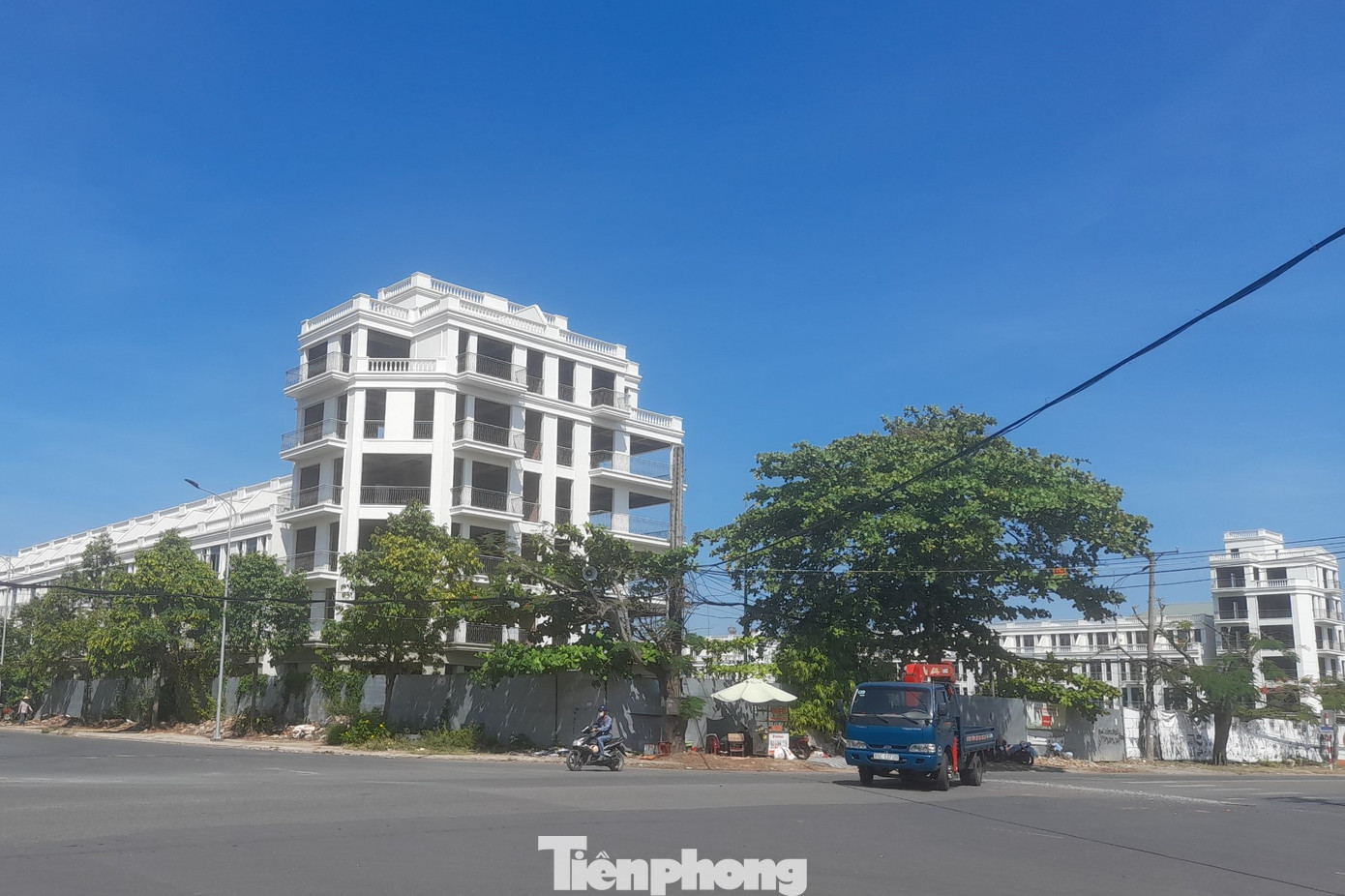 Công trình có hai dãy nhà xây dựng xong phần thô. Ảnh: CK Công trình có hai dãy nhà xây dựng xong phần thô. Ảnh: CK