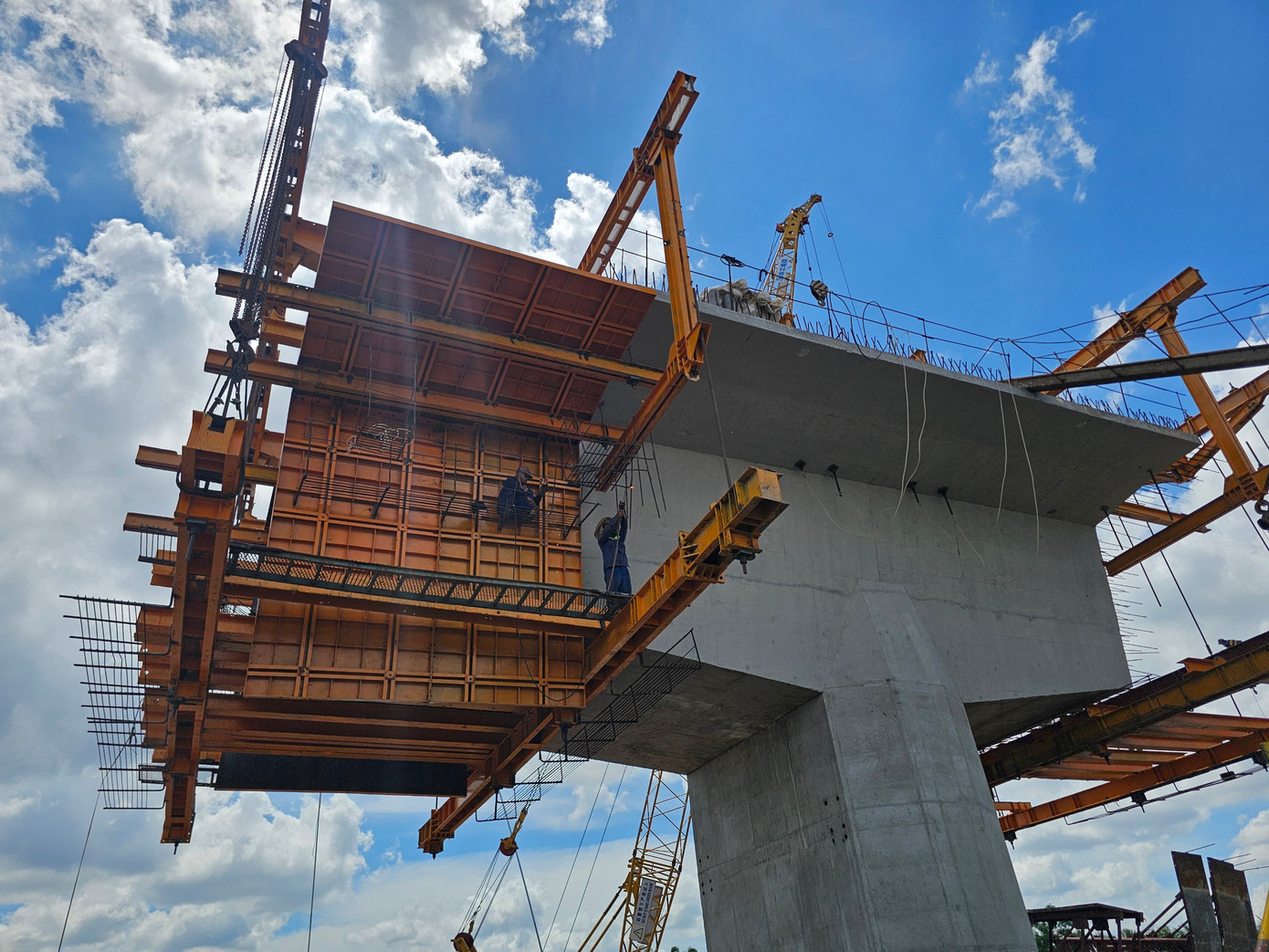 Cao tốc Cần Thơ - Cà Mau dài hơn 110km, tổng mức đầu tư hơn 27.500 tỷ đồng, khởi công ngày 1/1/2023. Dự án đi qua 5 địa phương (Cần Thơ, Hậu Giang, Bạc Liêu, Kiên Giang, Cà Mau) và được chia thành 2 dự án thành phần, là Cần Thơ - Hậu Giang (37km) và Hậu Giang – Cà Mau (73km).