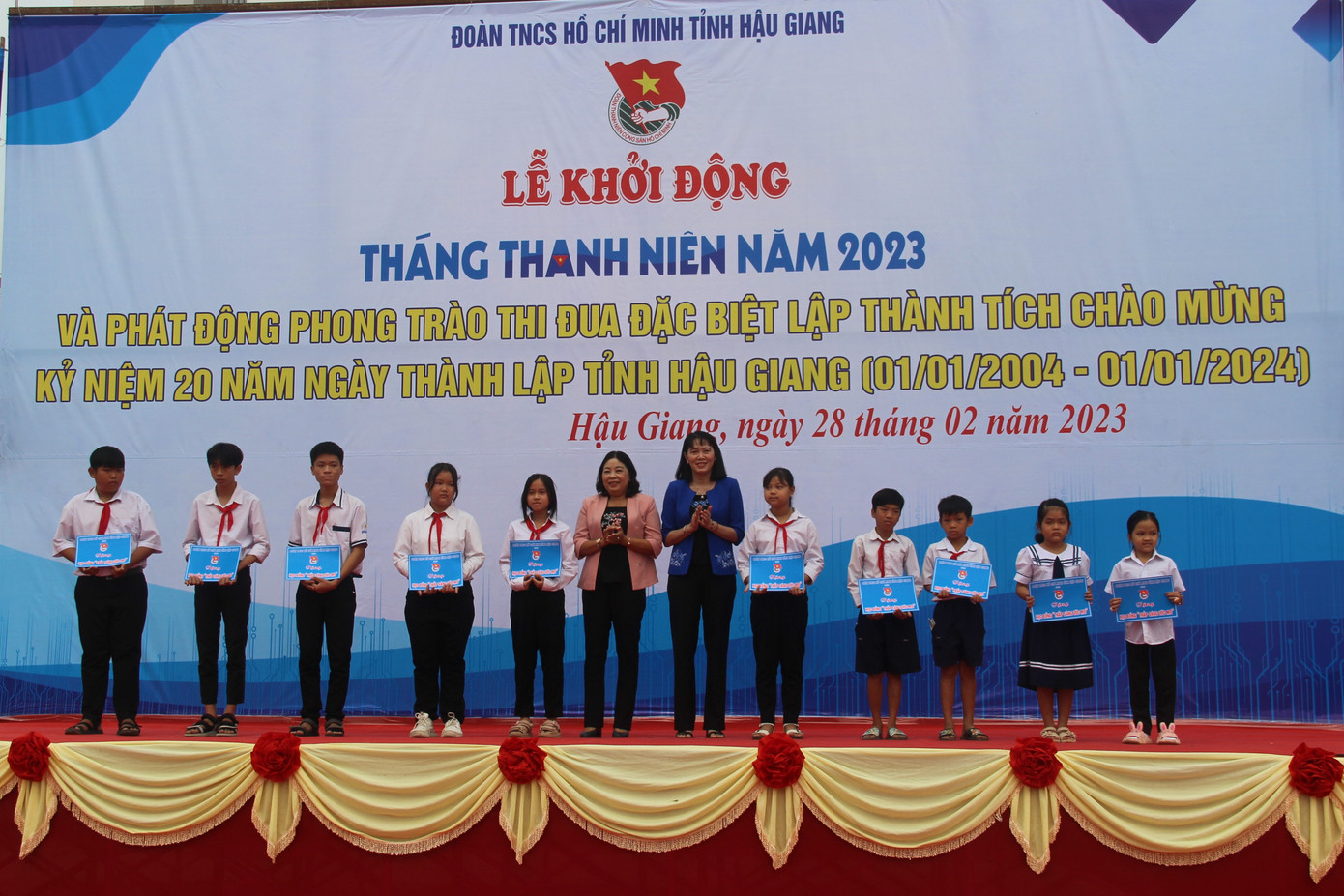Trao học bổng "Thắp sáng ước mơ" tuổi trẻ Hậu Giang. Trao học bổng "Thắp sáng ước mơ" tuổi trẻ Hậu Giang.