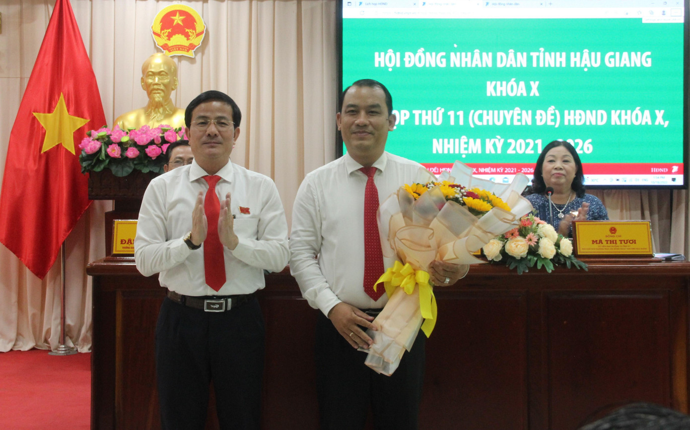 Ông Trần Văn Huyến - Chủ tịch HĐND tỉnh Hậu Giang (trái) chúc mừng ông Đoàn Quốc Thật.