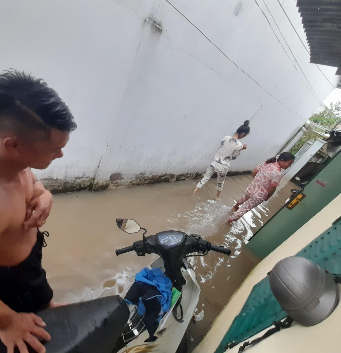 Nước dâng ngập hẻm, tràn vào nhà trọ tại đường 3/2.