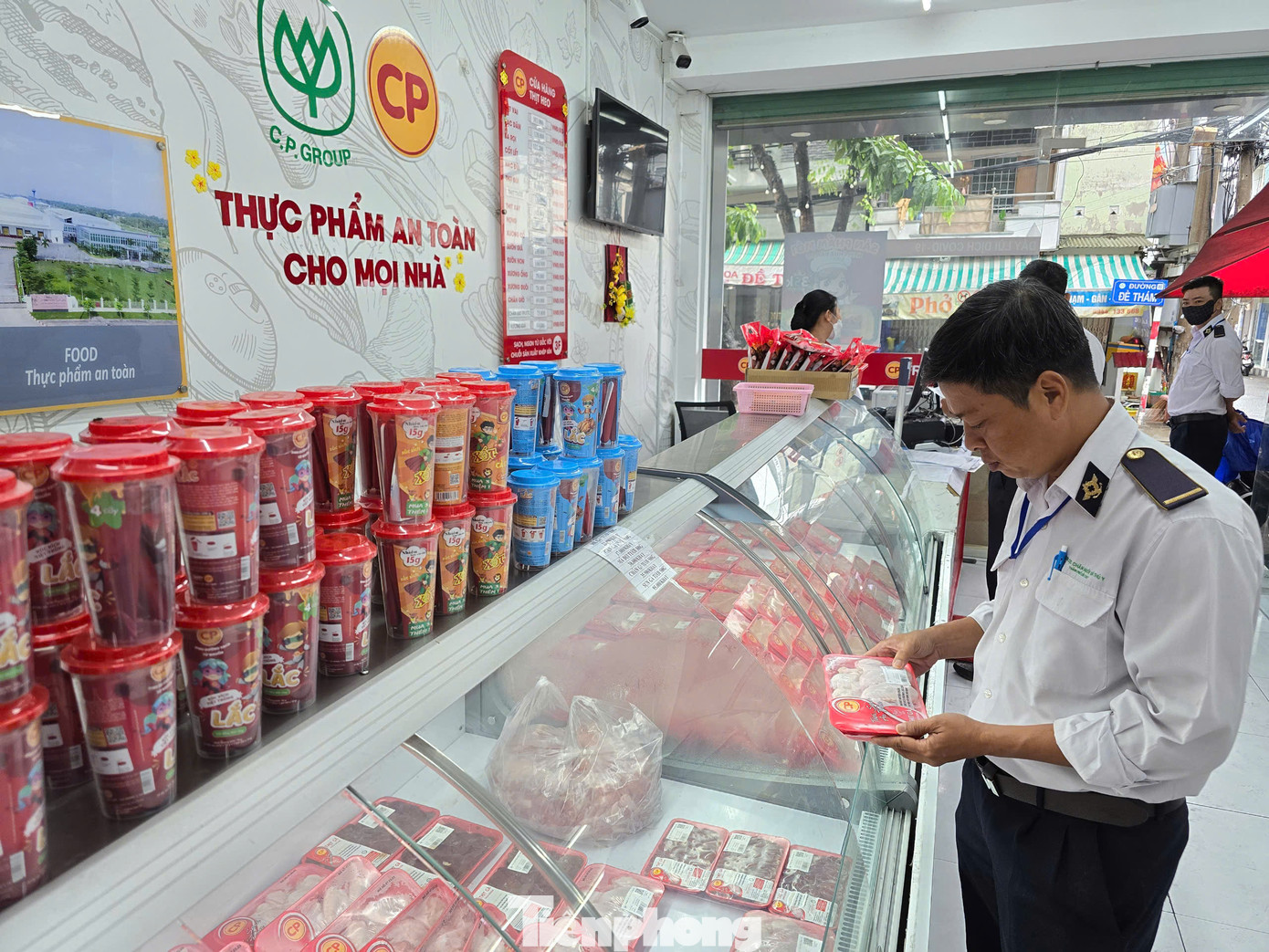 Lực lượng chức năng kiểm tra hàng hóa bày bán tại cửa hàng.