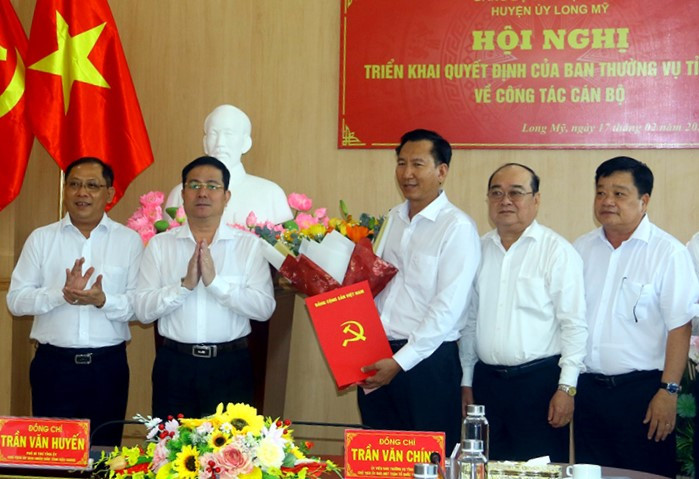 Lãnh đạo tỉnh Hậu Giang trao quyết định cho ông Ngô Minh Long. Lãnh đạo tỉnh Hậu Giang trao quyết định cho ông Ngô Minh Long.