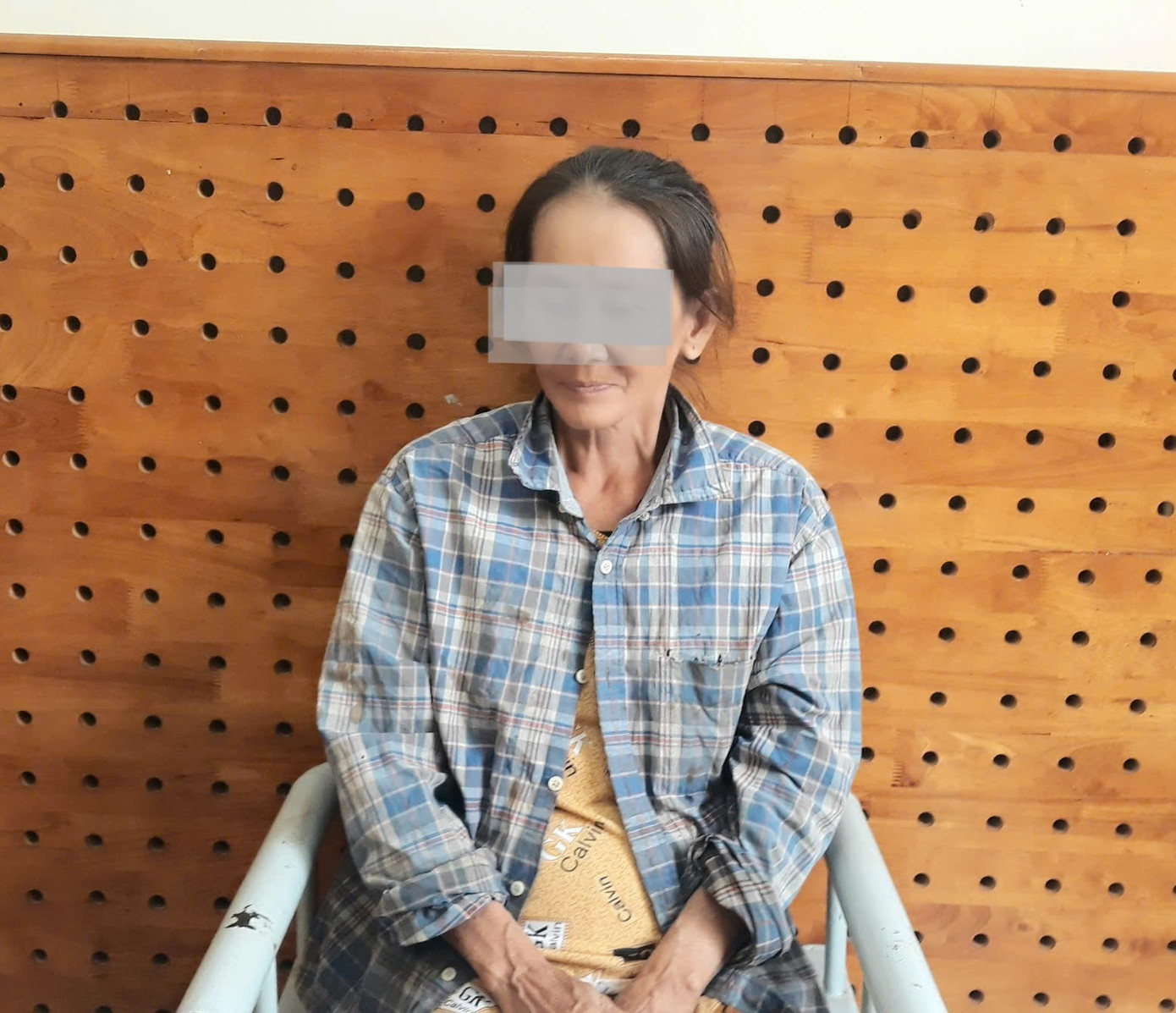 Hai bị can tại cơ quan công an.