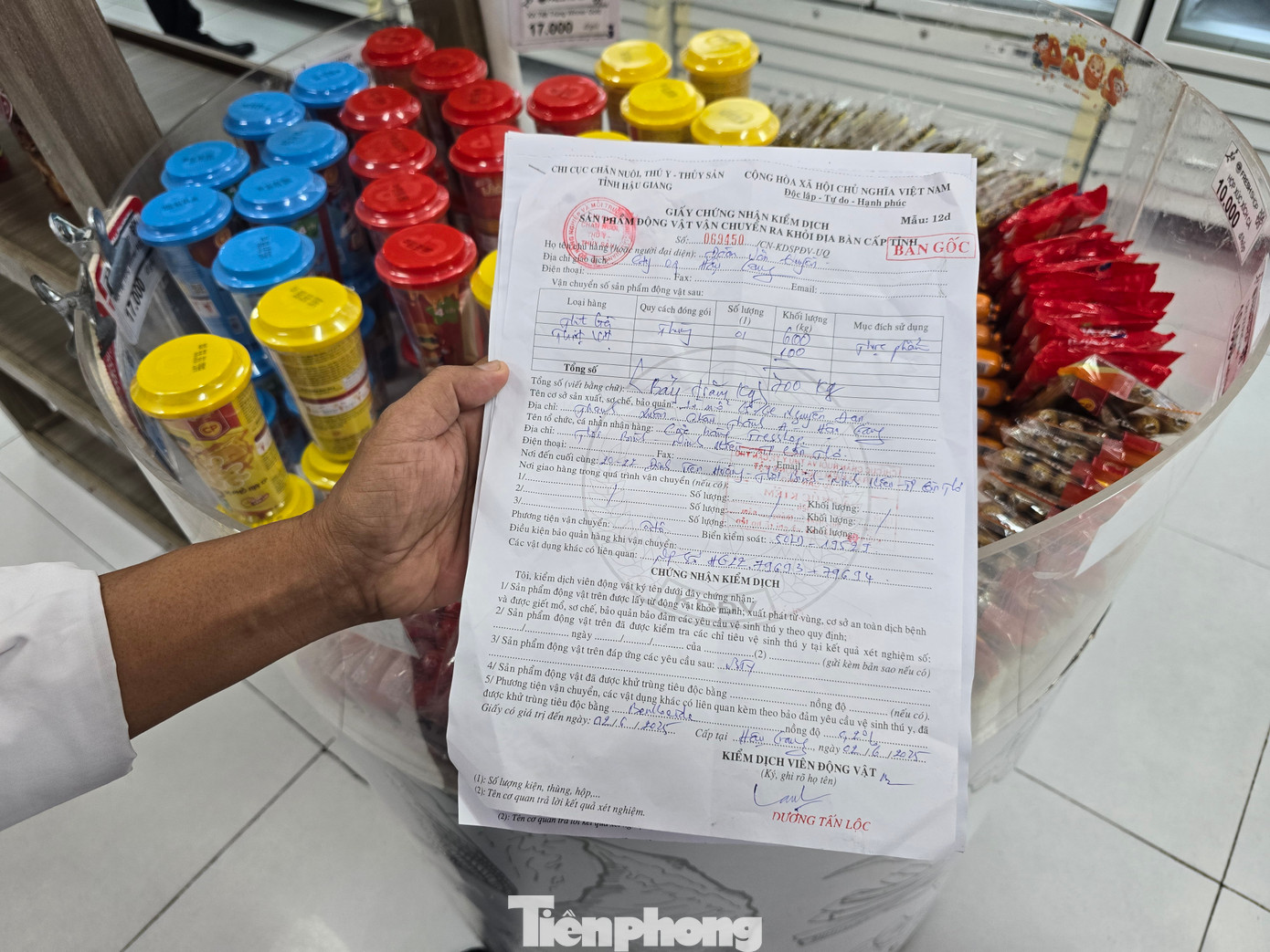 Giấy chứng nhận kiểm dịch sản phẩm động vật vận chuyển ra khỏi địa bàn cấp tỉnh, do cơ quan chức năng tỉnh Hậu Giang, tỉnh Bình Phước, chứng nhận sản phẩm vận chuyển từ các địa phương này đến cửa hàng Fresh Shop ở Cần Thơ.