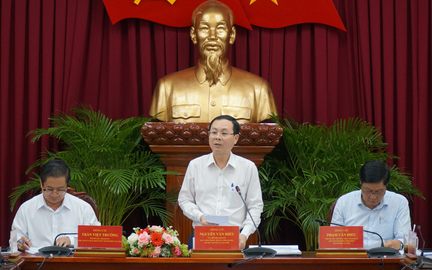 Bí thư Thành ủy Cần Thơ Nguyễn Văn Hiếu phát biểu tại cuộc họp. Ảnh: PV.