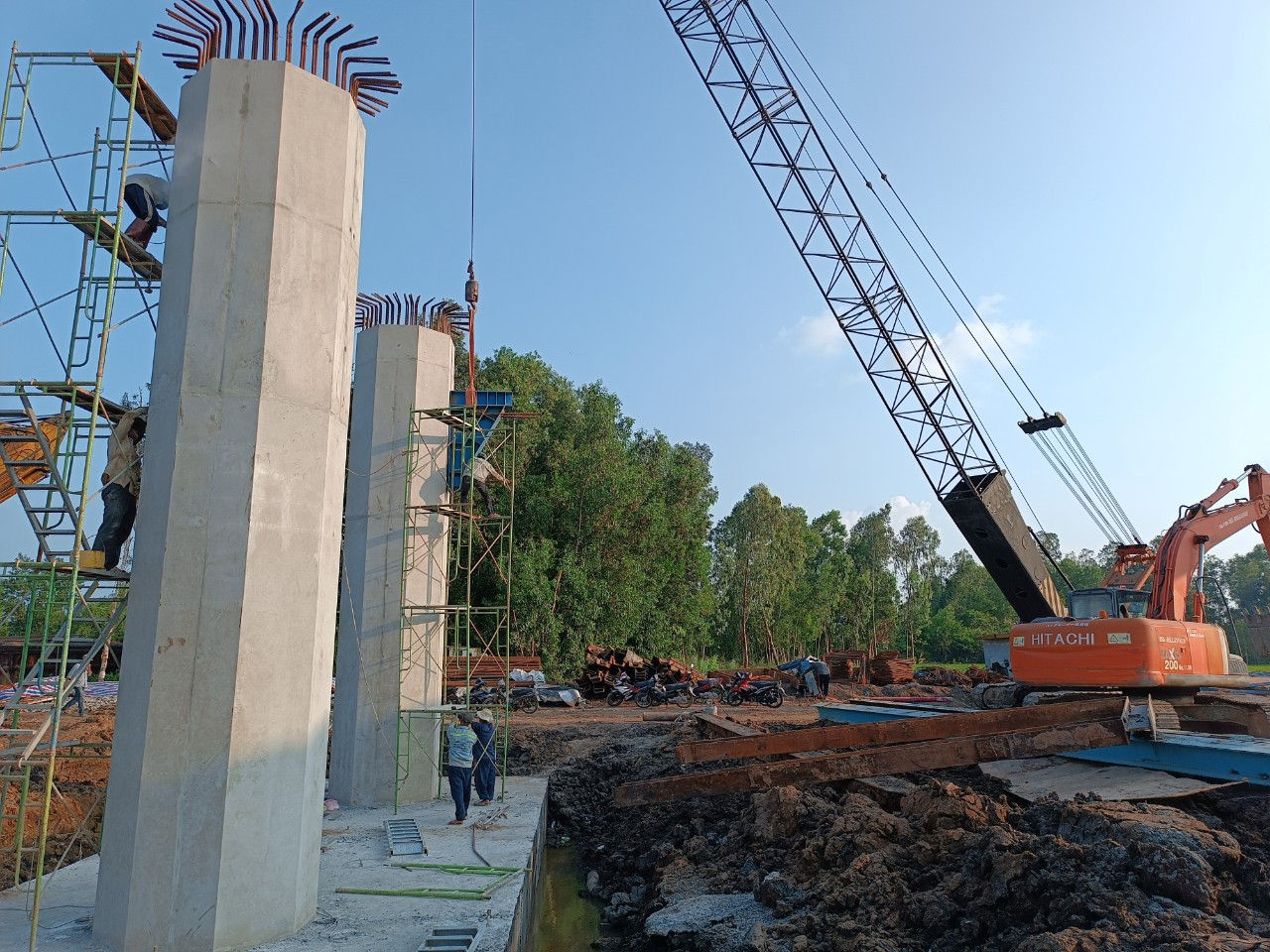 Các nhà thầu đã tổ chức 167 mũi thi công, huy động 686 máy móc thiết bị các loại, cùng hơn 1.000 nhân sự (kỹ sư và công nhân). Do thiếu nguồn vật liệu cát đắp nền đường nên các nhà thầu chủ yếu tập trung triển khai thi công các hạng mục cầu trên tuyến và đào đất không thích hợp, đắp bờ bao và thi công đường công vụ, cầu tạm...