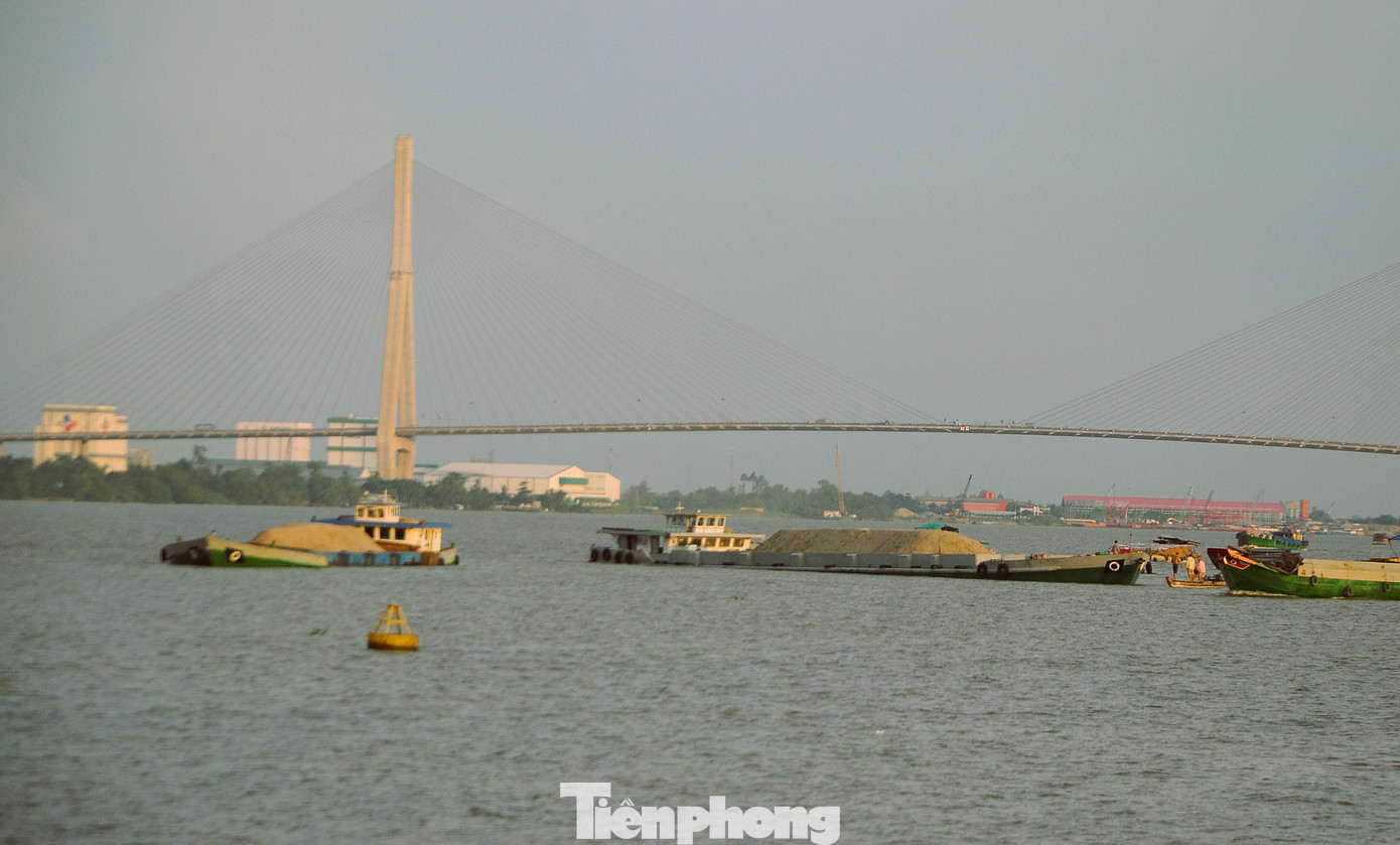 Đại diện Sở TN&MT Cần Thơ đề nghị Ban QLDA Mỹ Thuận sớm có ý kiến về kết quả chất lượng cát của Cần Thơ có đảm bảo cho san lấp không. Ảnh: CK Đại diện Sở TN&MT Cần Thơ đề nghị Ban QLDA Mỹ Thuận sớm có ý kiến về kết quả chất lượng cát của Cần Thơ có đảm bảo cho san lấp không. Ảnh: CK