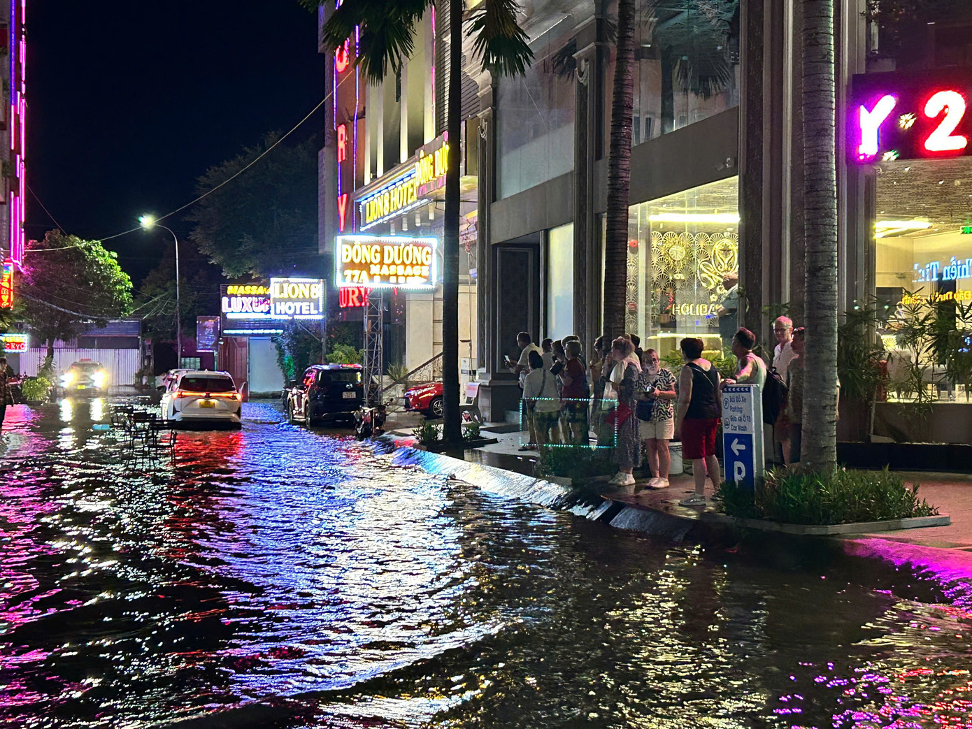 Du khách nước ngoài ra xem, chụp ảnh đường phố bị ngập.