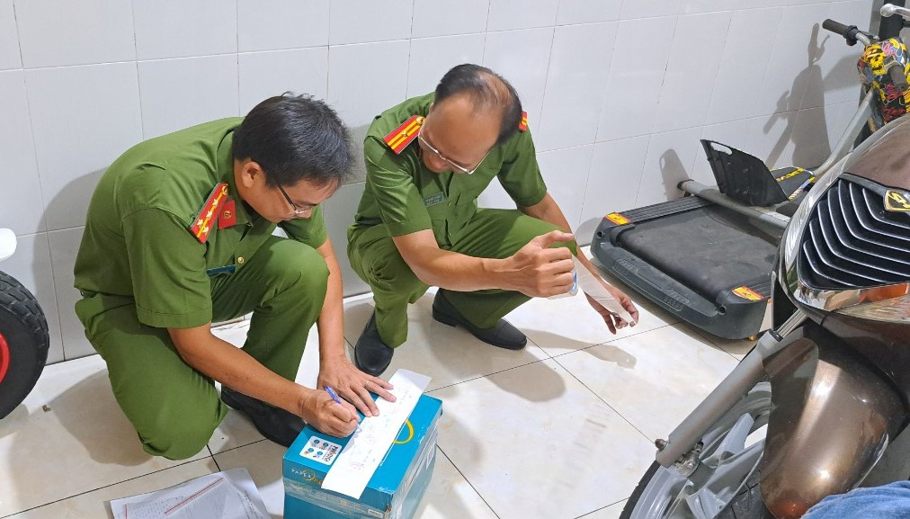 Công an khám xét khẩn cấp đối với 9 đối tượng trong đường dây đánh bạc.